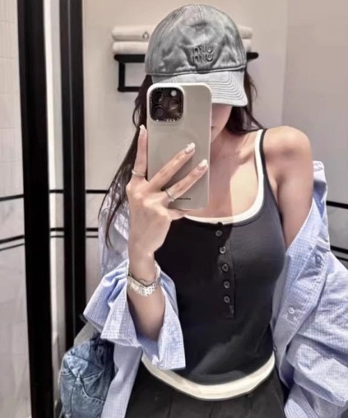 SHEPP(シープ)の「【カップ付き】フェイクレイヤード ヘンリーネック ノースリーブ リブタンクトップ(タンクトップ・レディース・レッド/グレー/ブラウン/ネイビー/ブラック・F)」の6枚目の写真