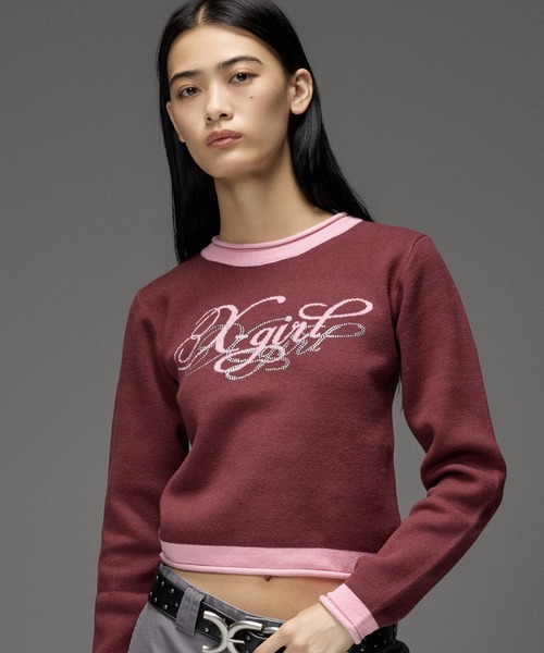X-girl(エックスガール)の「RHINESTONE AND JACQUARD LOGO COMPACT KNIT TOP(ニット/セーター・レディース・バーガンディー/ブラック・ONE SIZE)」の2枚目の写真