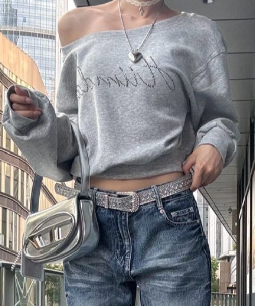 AVYL(アヴィル)の「ラインストーンロゴ オフショルスウェット(スウェット・レディース・グレー・M)」の6枚目の写真