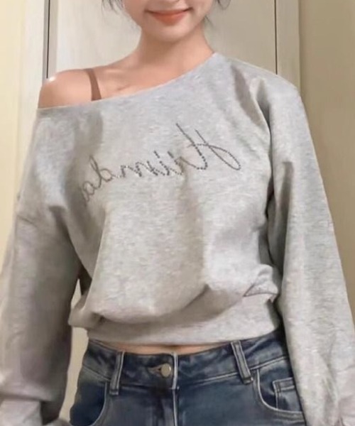 AVYL(アヴィル)の「ラインストーンロゴ オフショルスウェット(スウェット・レディース・グレー・M)」の7枚目の写真