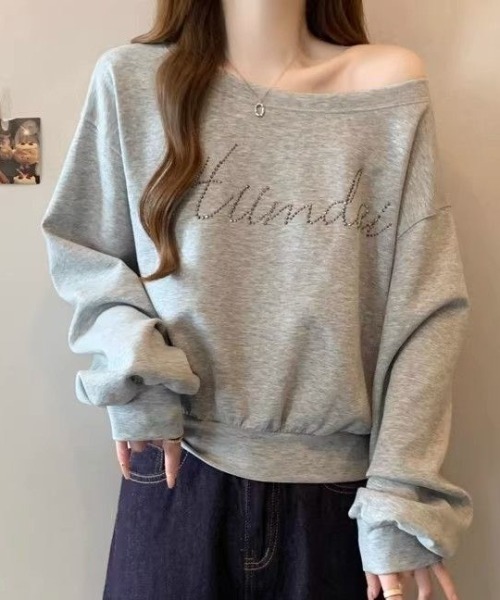 AVYL(アヴィル)の「ラインストーンロゴ オフショルスウェット(スウェット・レディース・グレー・M)」の4枚目の写真