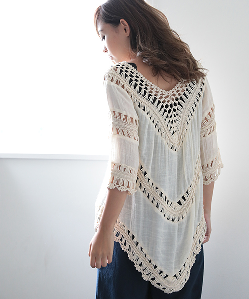 Denime(ドゥニーム)の「Vネック レーストップス(シャツ/ブラウス・レディース・ブラック/ベージュ/オフホワイト・FREE)」の3枚目の写真