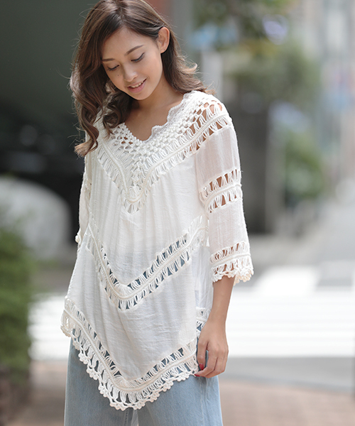 Denime(ドゥニーム)の「Vネック レーストップス(シャツ/ブラウス・レディース・ブラック/ベージュ/オフホワイト・FREE)」の1枚目の写真