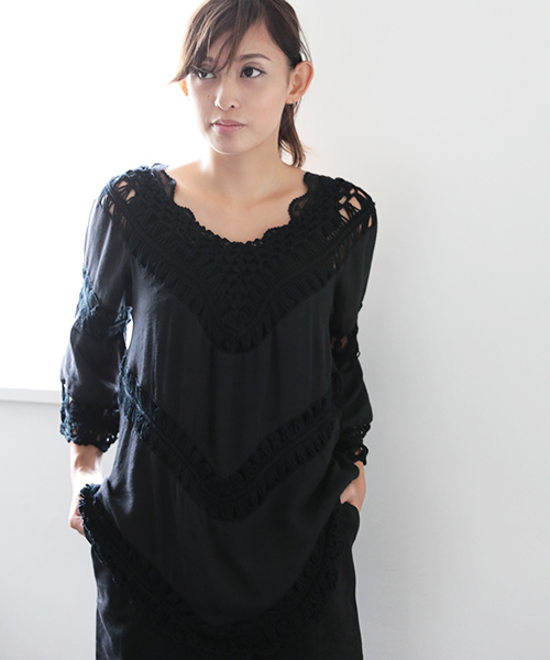 Denime(ドゥニーム)の「Vネック レーストップス(シャツ/ブラウス・レディース・ブラック/ベージュ/オフホワイト・FREE)」の2枚目の写真