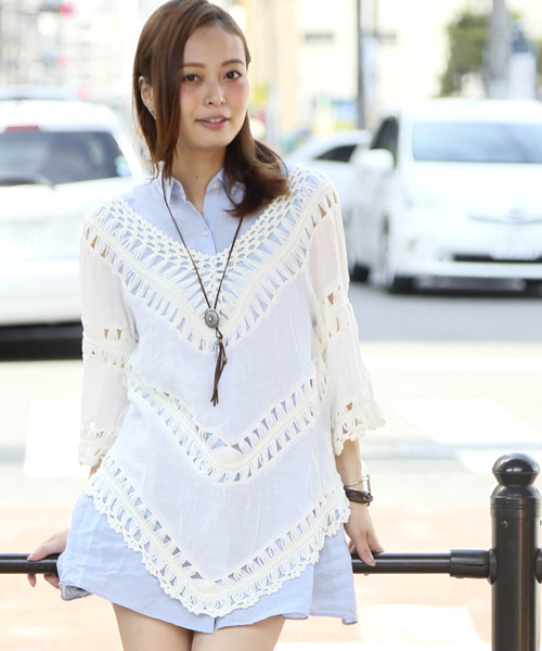 Denime(ドゥニーム)の「Vネック レーストップス(シャツ/ブラウス・レディース・ブラック/ベージュ/オフホワイト・FREE)」の13枚目の写真