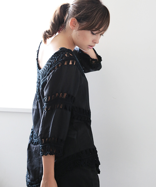 Denime(ドゥニーム)の「Vネック レーストップス(シャツ/ブラウス・レディース・ブラック/ベージュ/オフホワイト・FREE)」の22枚目の写真