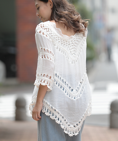 Denime(ドゥニーム)の「Vネック レーストップス(シャツ/ブラウス・レディース・ブラック/ベージュ/オフホワイト・FREE)」の19枚目の写真