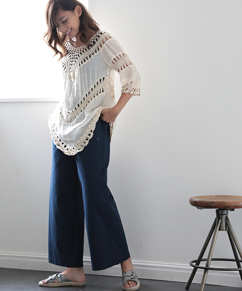 Denime(ドゥニーム)の「Vネック レーストップス(シャツ/ブラウス・レディース・ブラック/ベージュ/オフホワイト・FREE)」の17枚目の写真