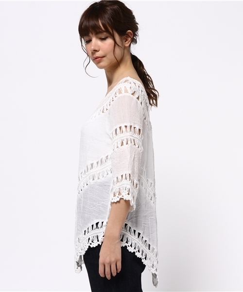 Denime(ドゥニーム)の「Vネック レーストップス(シャツ/ブラウス・レディース・ブラック/ベージュ/オフホワイト・FREE)」の5枚目の写真