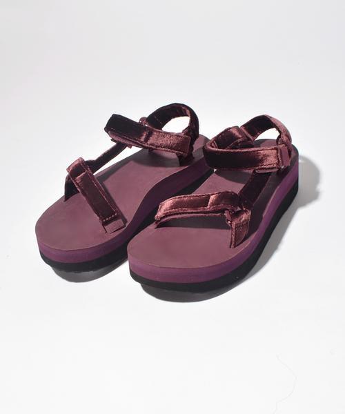 SHIPS(シップス)の「TEVA:FLATFORM UNIVERSAL VELVET◇(サンダル・レディース・パープル/マスタード・50/70/60/80)」の2枚目の写真