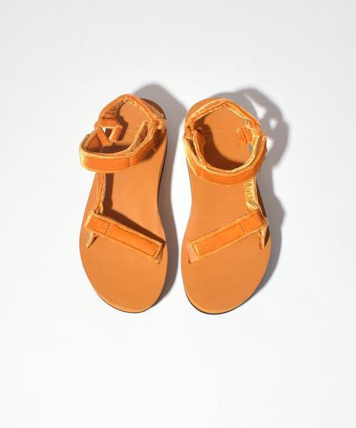 SHIPS(シップス)の「TEVA:FLATFORM UNIVERSAL VELVET◇(サンダル・レディース・パープル/マスタード・50/70/60/80)」の3枚目の写真