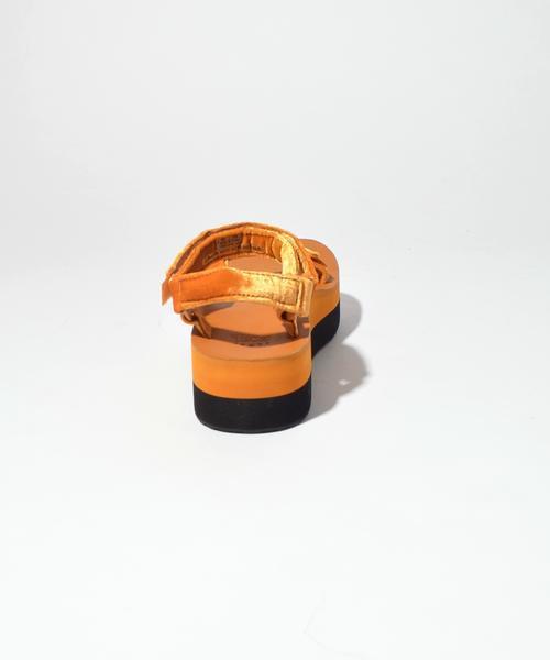 SHIPS(シップス)の「TEVA:FLATFORM UNIVERSAL VELVET◇(サンダル・レディース・パープル/マスタード・50/70/60/80)」の6枚目の写真
