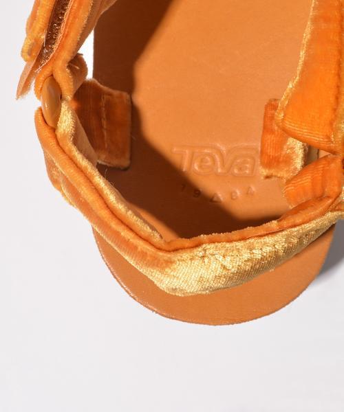 SHIPS(シップス)の「TEVA:FLATFORM UNIVERSAL VELVET◇(サンダル・レディース・パープル/マスタード・50/70/60/80)」の8枚目の写真
