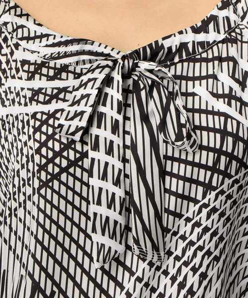 NARACAMICIE（ナラカミーチェ）の「モノトーンキカ柄プルオーバー七分袖ブラウス（シャツ/ブラウス・レディース・ブラック・SMALL/LARGE/MEDIUM）」の12枚目の写真