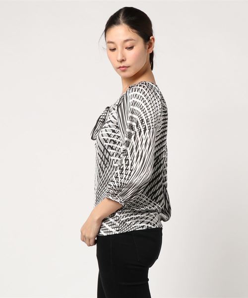 NARACAMICIE（ナラカミーチェ）の「モノトーンキカ柄プルオーバー七分袖ブラウス（シャツ/ブラウス・レディース・ブラック・SMALL/LARGE/MEDIUM）」の3枚目の写真