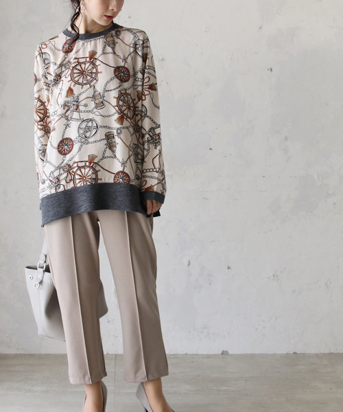 アメリヴィーテージのスカーフ柄トップス cawaii（カワイイ）の「エレガントなスカーフ柄トップス（オフホワイト