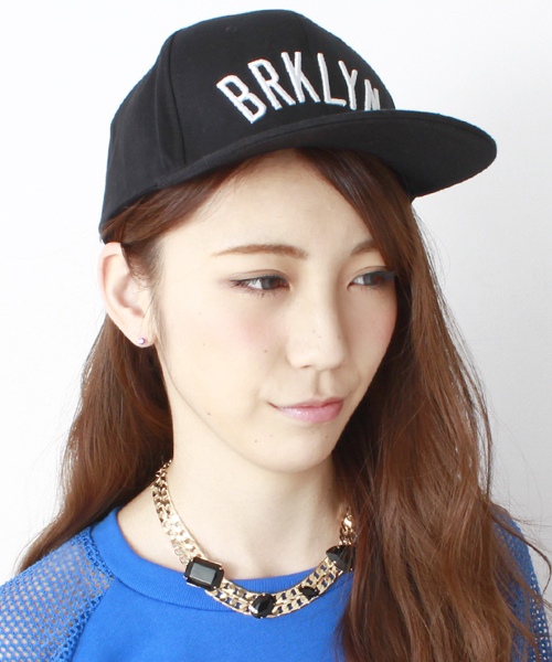 WEGO(ウィゴー)の「WEGO/BRKLYNロゴBBキャップ(キャップ・メンズ・ホワイト/ブラック/ネイビー・FREE)」の1枚目の写真