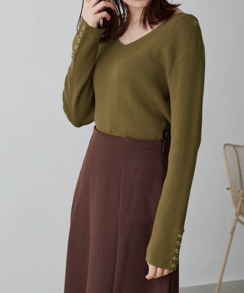 Chaco closet(チャコ クローゼット)の「コットンVネックリブボタンデザインニット(ニット/セーター・レディース・ブラック/グレー/カーキ/アイボリー/モカ/ダークベージュ/テラコッタ/ラベンダー/サックスブルー・S/M/L)」の8枚目の写真