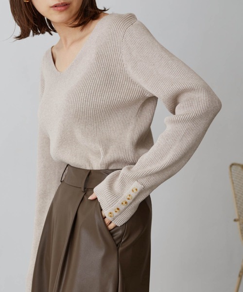 Chaco closet(チャコ クローゼット)の「コットンVネックリブボタンデザインニット(ニット/セーター・レディース・ブラック/グレー/カーキ/アイボリー/モカ/ダークベージュ/テラコッタ/ラベンダー/サックスブルー・S/M/L)」の7枚目の写真