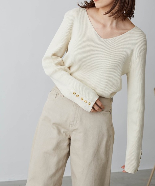 Chaco closet(チャコ クローゼット)の「コットンVネックリブボタンデザインニット(ニット/セーター・レディース・ブラック/グレー/カーキ/アイボリー/モカ/ダークベージュ/テラコッタ/ラベンダー/サックスブルー・S/M/L)」の2枚目の写真