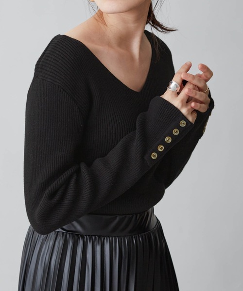 Chaco closet(チャコ クローゼット)の「コットンVネックリブボタンデザインニット(ニット/セーター・レディース・ブラック/グレー/カーキ/アイボリー/モカ/ダークベージュ/テラコッタ/ラベンダー/サックスブルー・S/M/L)」の3枚目の写真