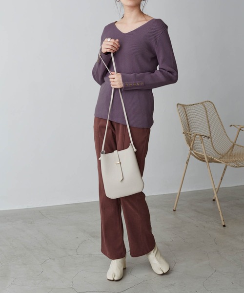 Chaco closet(チャコ クローゼット)の「コットンVネックリブボタンデザインニット(ニット/セーター・レディース・ブラック/グレー/カーキ/アイボリー/モカ/ダークベージュ/テラコッタ/ラベンダー/サックスブルー・S/M/L)」の10枚目の写真