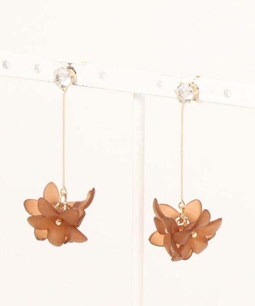 natural couture(ナチュラルクチュール)の「揺れるフラワーピアス(ピアス(両耳用)・レディース・ブラウン/カーキ/アイボリー・FREE)」の1枚目の写真