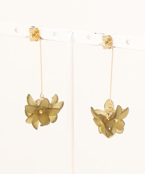 natural couture(ナチュラルクチュール)の「揺れるフラワーピアス(ピアス(両耳用)・レディース・ブラウン/カーキ/アイボリー・FREE)」の4枚目の写真