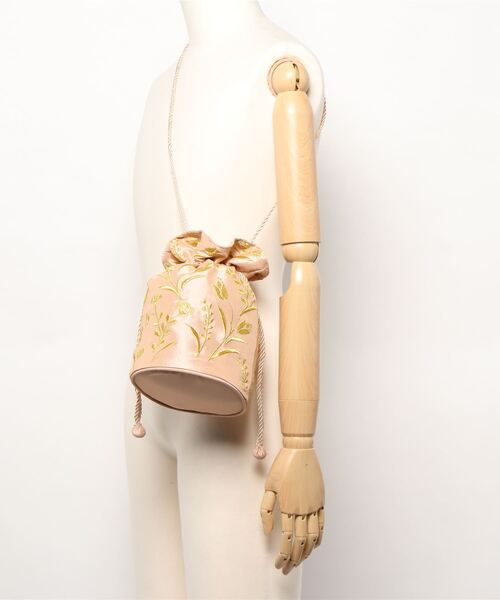 Doux archives(ドゥアルシーヴ)の「刺繍巾着バッグ(ハンドバッグ・レディース・ベージュ/ブラウン・FREE)」の4枚目の写真