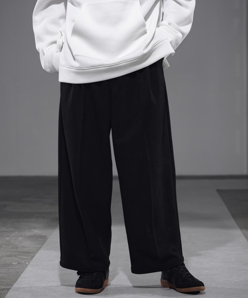 CASPER JOHN（キャスパージョン）の「Heavy Suede Tapered Wide Slacks/ヘビースウェードテーパードワイドスラックス（スラックス・メンズ・ブラック/グレイッシュベージュ・SMALL/MEDIUM/LARGE）」の2枚目の写真