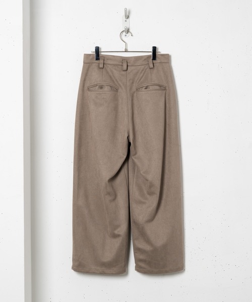 CASPER JOHN（キャスパージョン）の「Heavy Suede Tapered Wide Slacks/ヘビースウェードテーパードワイドスラックス（スラックス・メンズ・ブラック/グレイッシュベージュ・SMALL/MEDIUM/LARGE）」の17枚目の写真