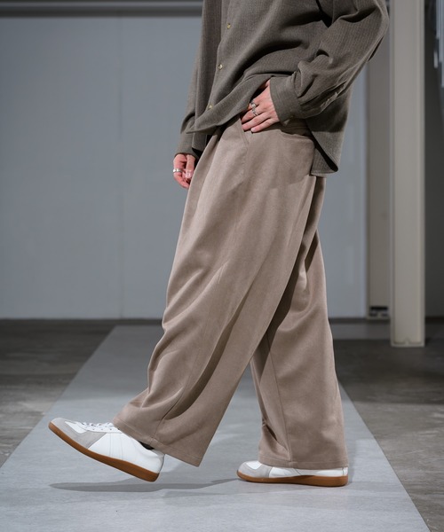 CASPER JOHN（キャスパージョン）の「Heavy Suede Tapered Wide Slacks/ヘビースウェードテーパードワイドスラックス（スラックス・メンズ・ブラック/グレイッシュベージュ・SMALL/MEDIUM/LARGE）」の10枚目の写真