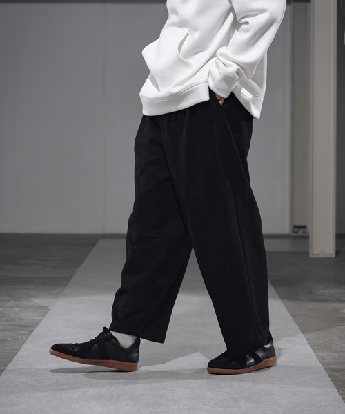 CASPER JOHN（キャスパージョン）の「Heavy Suede Tapered Wide Slacks/ヘビースウェードテーパードワイドスラックス（スラックス・メンズ・ブラック/グレイッシュベージュ・SMALL/MEDIUM/LARGE）」の5枚目の写真