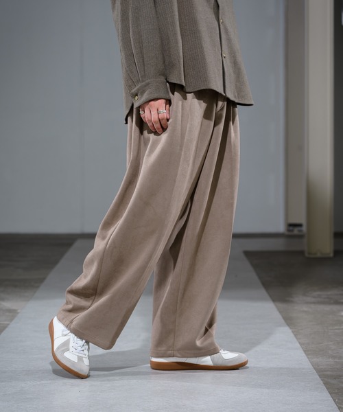 CASPER JOHN（キャスパージョン）の「Heavy Suede Tapered Wide Slacks/ヘビースウェードテーパードワイドスラックス（スラックス・メンズ・ブラック/グレイッシュベージュ・SMALL/MEDIUM/LARGE）」の11枚目の写真
