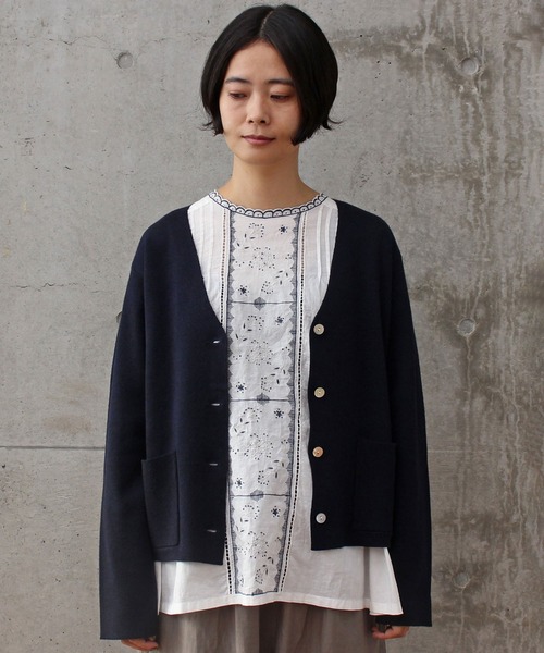 aimer le mieux（エメルミュー）の「aimer ミラノリブ　Vネックカーディガン（カーディガン/ボレロ・レディース・ダークネイビー/キナリ/レッド・FREE）」の2枚目の写真