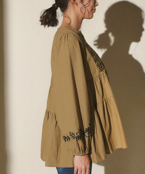 Bou Jeloud（ブージュルード）の「配色刺繍ティアードブラウス（シャツ/ブラウス・レディース・カーキ/ブラック・38）」の8枚目の写真