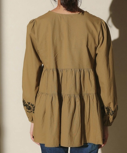 Bou Jeloud（ブージュルード）の「配色刺繍ティアードブラウス（シャツ/ブラウス・レディース・カーキ/ブラック・38）」の9枚目の写真
