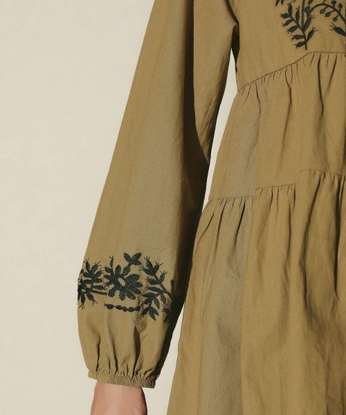 Bou Jeloud（ブージュルード）の「配色刺繍ティアードブラウス（シャツ/ブラウス・レディース・カーキ/ブラック・38）」の11枚目の写真