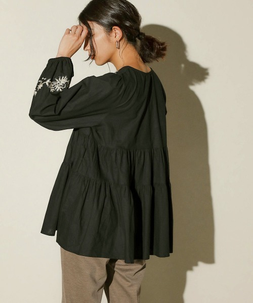 Bou Jeloud（ブージュルード）の「配色刺繍ティアードブラウス（シャツ/ブラウス・レディース・カーキ/ブラック・38）」の14枚目の写真