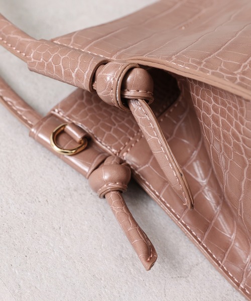 one after another NICE CLAUP（ワンアフターアナザーナイスクラップ）の「使いまわしバツグン！２Way台形コンパクトショルダーバッグ（ショルダーバッグ・レディース・ダークブラウン/アイボリー/モカ・FREE）」の11枚目の写真