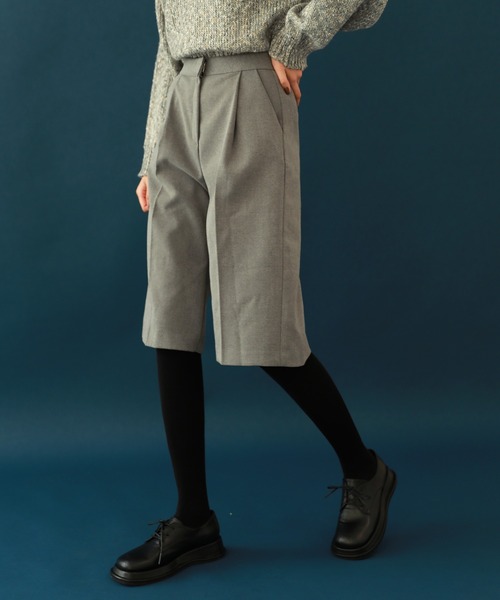 by muni:r（バイ ムニール）の「ハーフ バミューダ ハイウエスト スラックス（スラックス・レディース・ブラック/ブラウン/グレー・SMALL/MEDIUM）」の2枚目の写真