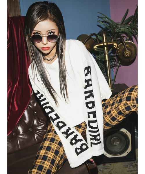 EGOIST(エゴイスト)の「スリーブメッセージニットトップス(ニット/セーター・レディース・ホワイト/ブラック/オレンジ・FREE)」の2枚目の写真