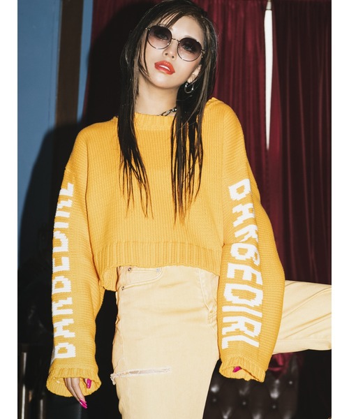 EGOIST(エゴイスト)の「スリーブメッセージニットトップス(ニット/セーター・レディース・ホワイト/ブラック/オレンジ・FREE)」の3枚目の写真