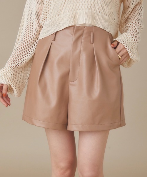 moi tytto（モイテュット）の「フェイクレザーショートパンツ（その他パンツ・レディース・ベージュ/モカ・FREE）」の2枚目の写真