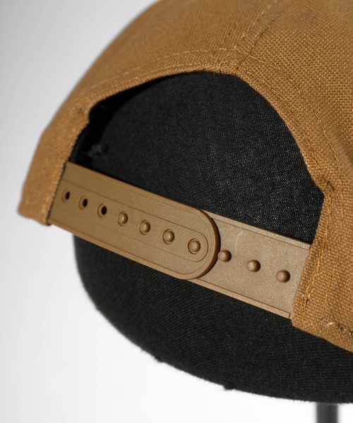 Carhartt WIP(カーハートダブリューアイピー)の「【Carhartt/カーハート】キャンバス ブランドロゴラベル 平ツバキャップ/LOGO CAP(キャップ・レディース・ブラック/ネイビー/ブラウン・FREE)」の4枚目の写真
