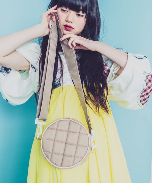 MONDEWORK(モンドワーク)の「Nylon circle pochette ナイロン/ポシェット/ショルダーバック(ショルダーバッグ・レディース・ブラック/ベージュ/パープル/ピンク/グリーン・ONE SIZE)」の3枚目の写真