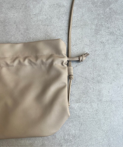 Chez toi（シェトワ）の「巾着ショルダーBAG（ショルダーバッグ・レディース・ブラック/ブルー/ボルドー/モカ・00）」の13枚目の写真