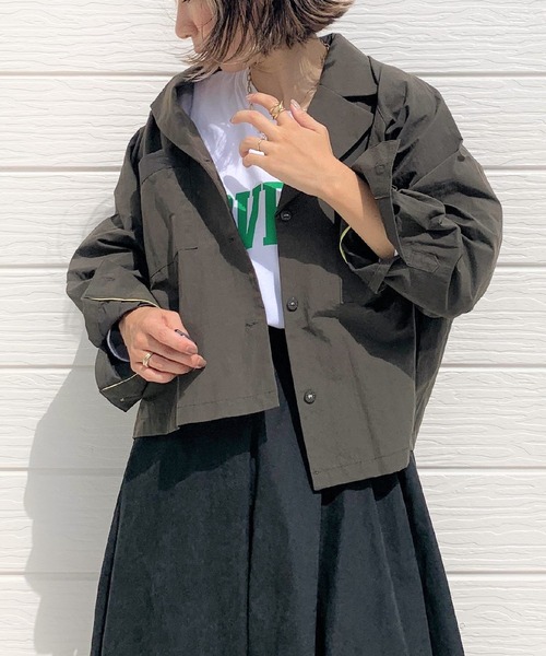 Q（キュー）の「ショートテーラーシャツブルゾン（ブルゾン・レディース・ベージュ/オリーブ・MEDIUM）」の2枚目の写真