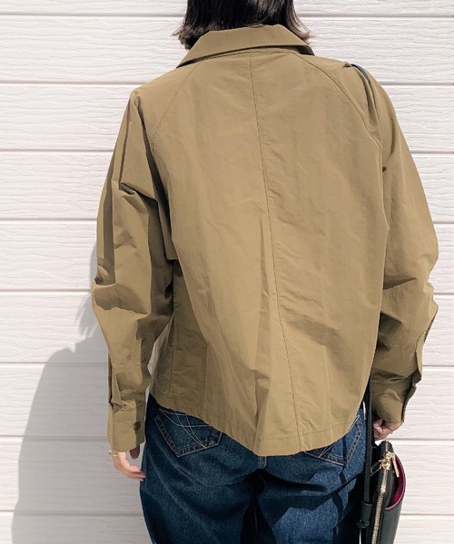 Q（キュー）の「ショートテーラーシャツブルゾン（ブルゾン・レディース・ベージュ/オリーブ・MEDIUM）」の12枚目の写真