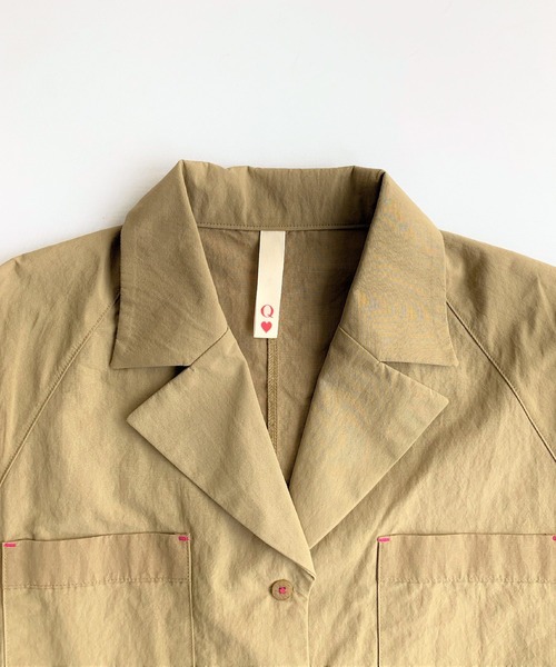 Q（キュー）の「ショートテーラーシャツブルゾン（ブルゾン・レディース・ベージュ/オリーブ・MEDIUM）」の6枚目の写真